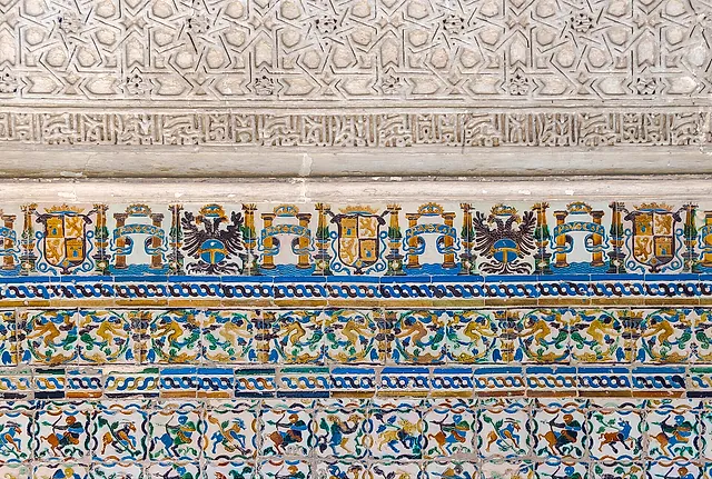 Azulejo-Fries mit Wappen und Adlern unter Arabesken-Stuck am Cenador de Carlos V