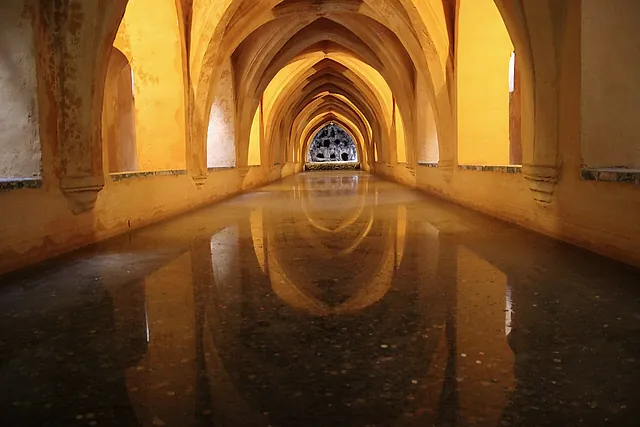 Gotische Rippengewölbe, die sich im Wasser der Baños de María de Padilla spiegeln