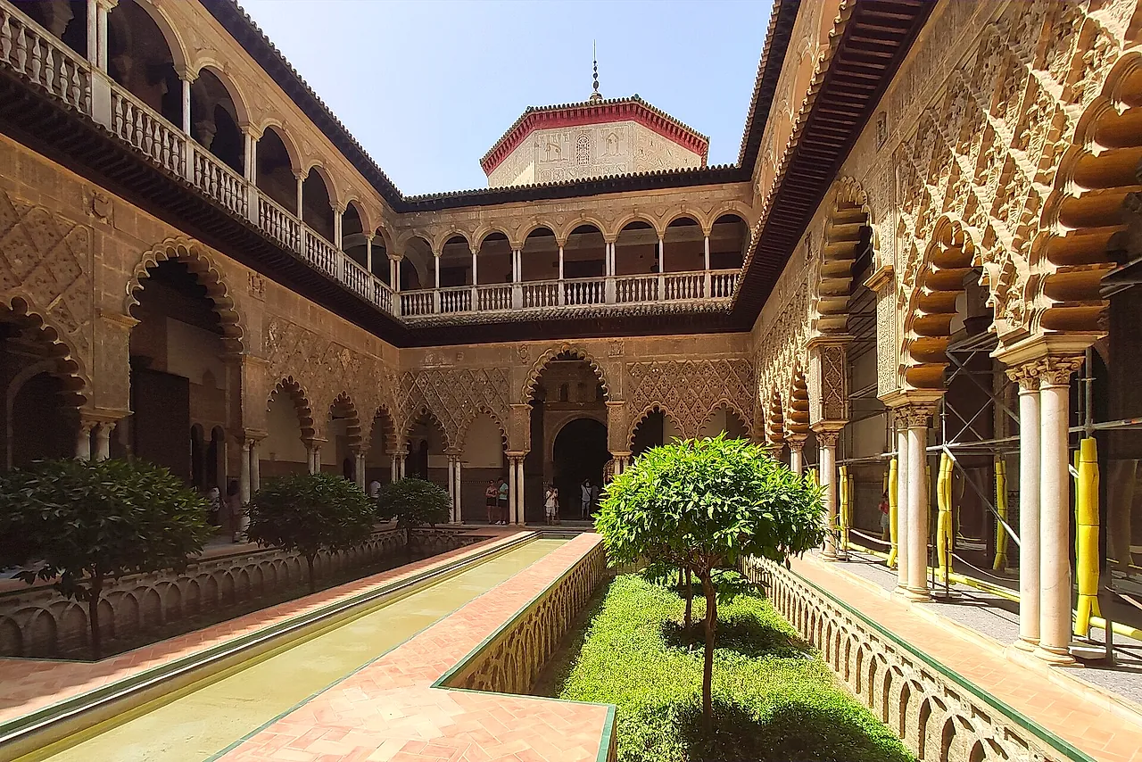 Der Patio de las Doncellas mit seinem zentralen Wasserbecken und den Mudéjar-Arkaden