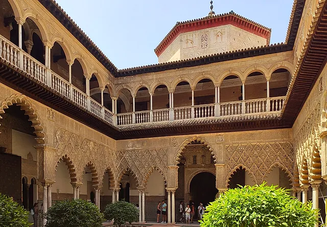 De Patio de las Doncellas vanuit een hoek gezien, met de renaissancegalerij op de bovenverdieping