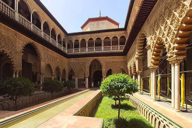 De Patio de las Doncellas met zijn centrale vijver en Mudéjar-arcades
