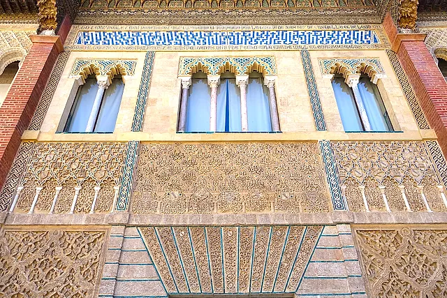 Detail der Fassade des Palastes Peters I.: Zwillingsfenster, geschnitzte Stuckfelder und ein Kachelband