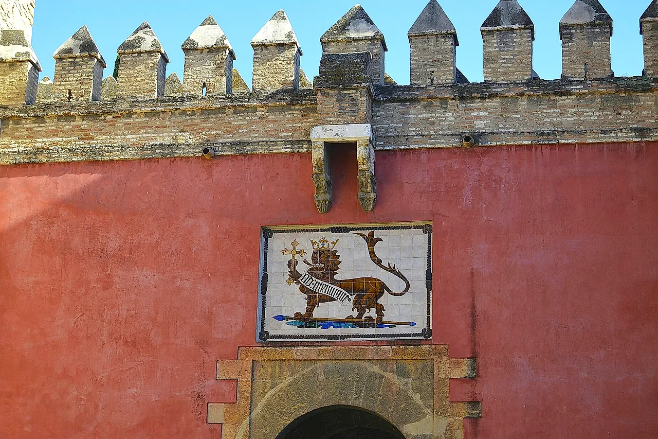 Nahaufnahme der Puerta del León: die Kachelplatte mit dem Löwen und die Zinnen