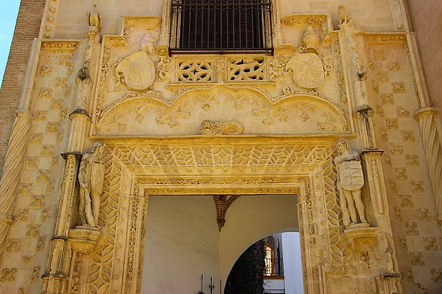 Das steinerne Portal der Puerta de Marchena mit geschnitzten Figuren und Wappen
