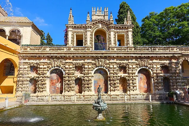Der Estanque de Mercurio mit der Merkurstatue und der Galería de Grutesco dahinter