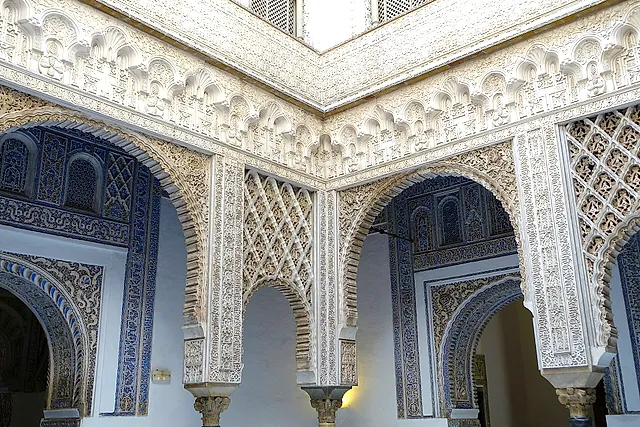 De Patio de las Muñecas met wit stucwerk en gelobde bogen
