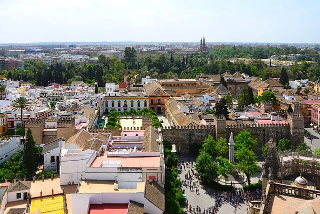 De muren van het Alcázar en de Plaza del Triunfo gezien vanaf de Giralda, met de tuinen erachter