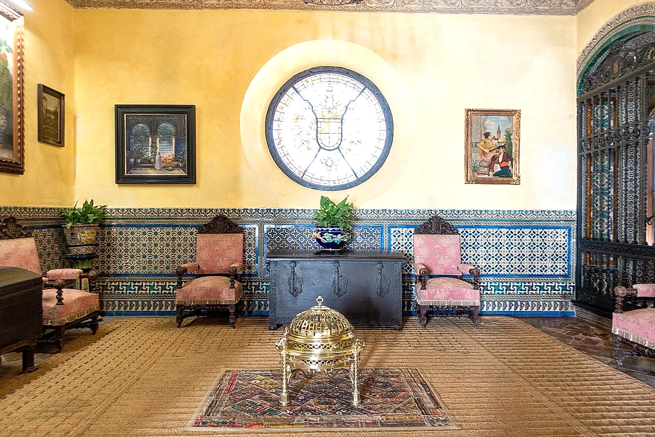 Un salone con zoccolo di azulejos e vetrata circolare nel Palacio de las Dueñas