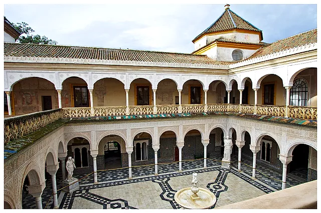 Der Hauptpatio der Casa de Pilatos mit einem Brunnen und Mosaikpflaster