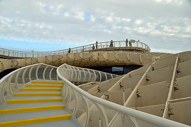 Der Metropol Parasol (Las Setas) mit Gehweg und gelben Treppen unter bewölktem Himmel
